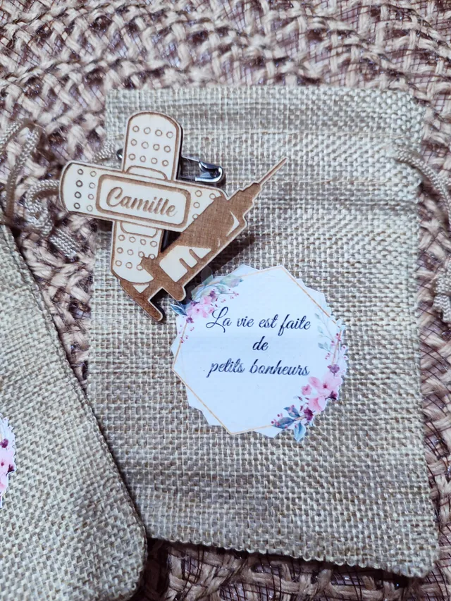 Creat’Angel badge bois personnalisé pince épingle